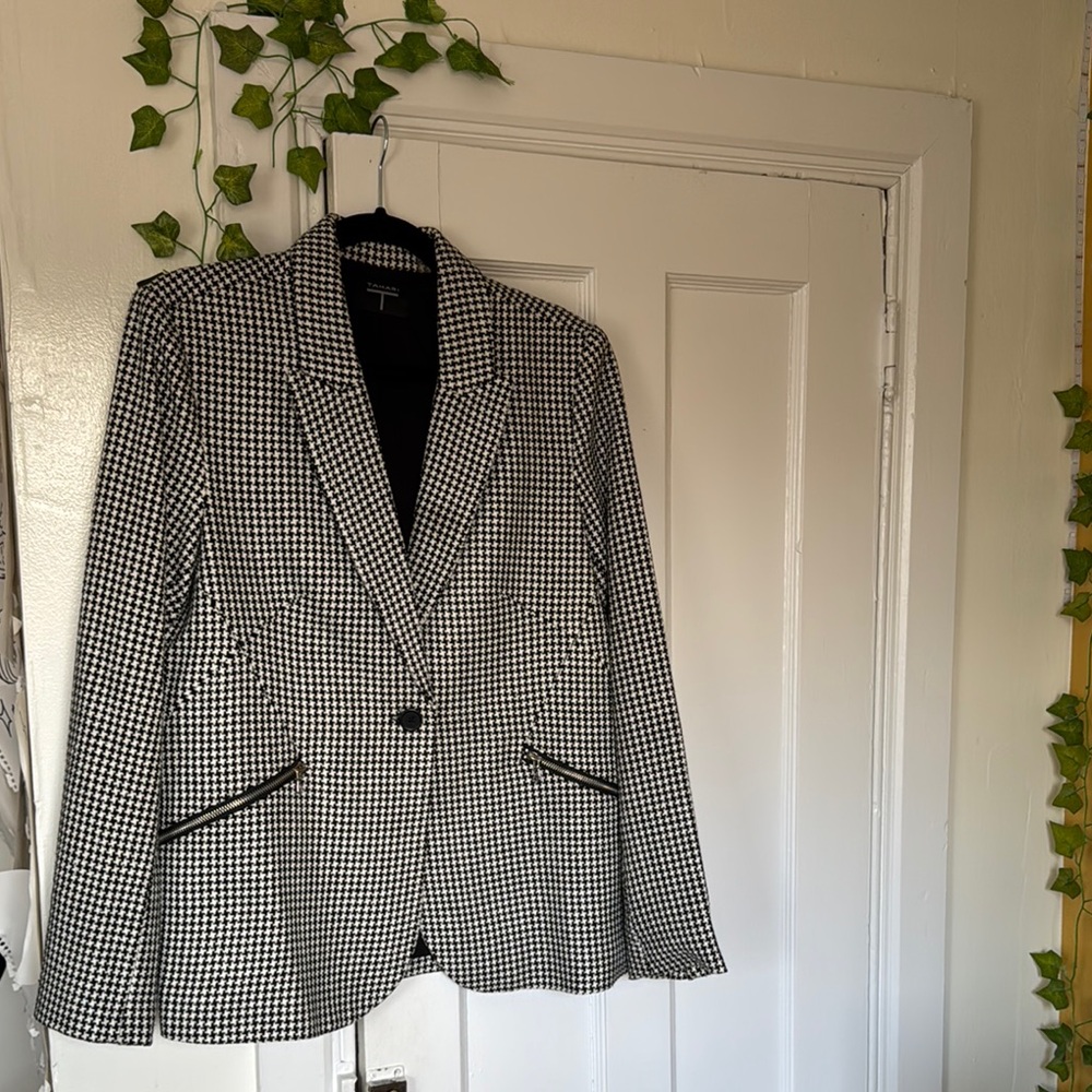 Tahari Women's Black and White Houndstooth Blazer